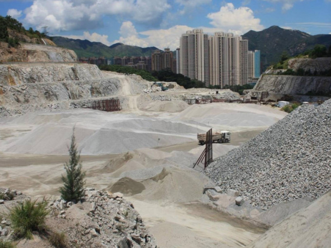 仍在運作的屯門藍地石礦場。發展局圖片
