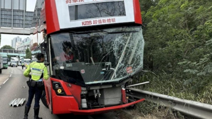 九巴左車頭幾被劏開。網上圖片