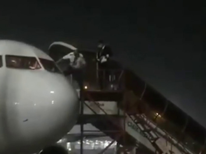 亞洲航空公司兩名飛行員，因有乘客疑似感染 ，直接爬窗下機，避免接觸機艙。(網圖)