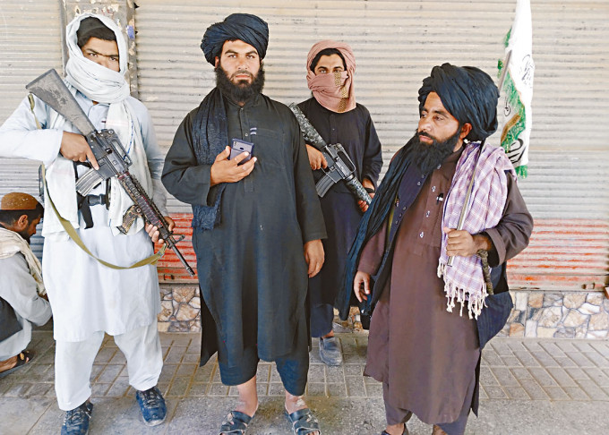 塔利班战士周三巡视夺取的法拉省省会法拉市。
