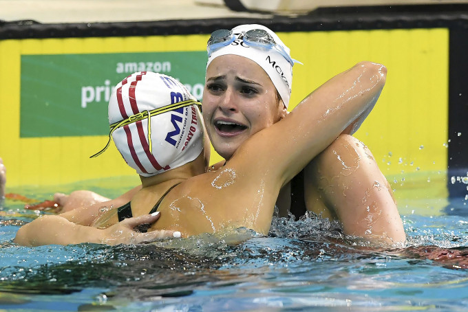 麦姬昂（右）决定退出女子200米个人混合泳赛事。AP资料图片