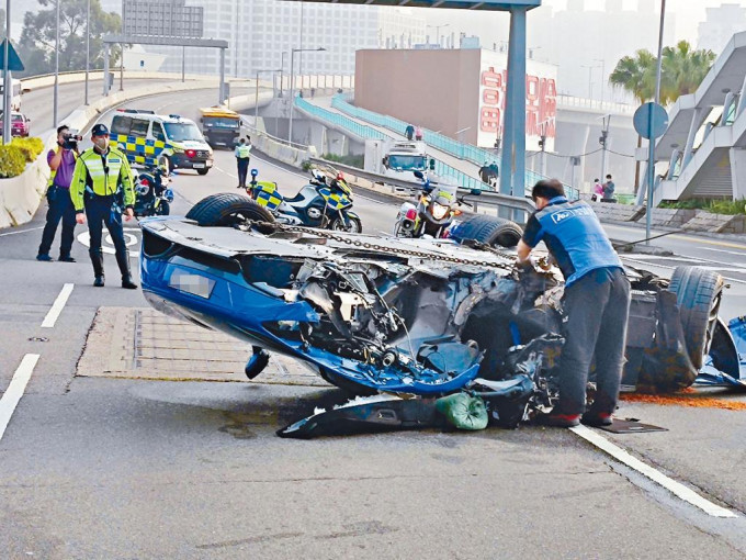 麥拿侖超跑失事後全車翻轉，警員封路調查。