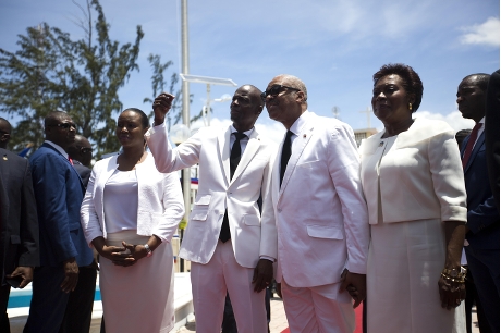 海地總理拉楓丹（右二）今天請辭獲批。AP