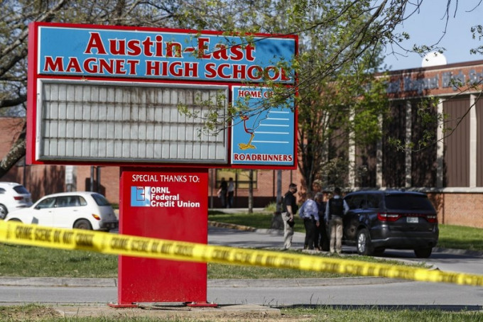 警方在事发的高中调查。AP图片