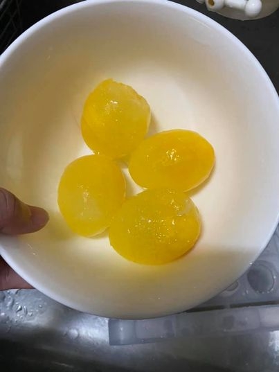 整个鸡蛋被冻结得黄灿灿的。FB图