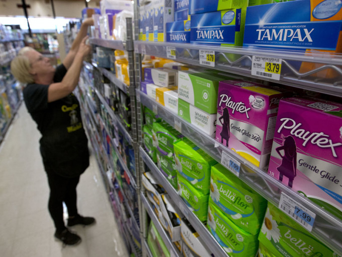 英国决定撤销向女性衞生用品徵收百分之五增值税。AP