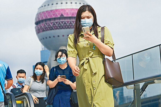 ■上海街头，路人都戴上口罩。