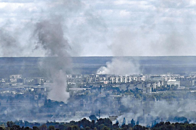 乌东北顿涅茨克市遭连环炮击，激起浓烟和泥土。