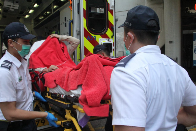 一名工人於中環一個四米工作台墮地受傷，送院治理。