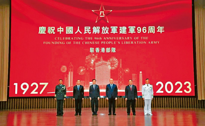 解放軍駐香港部隊7月30日在昂船洲軍營舉行慶祝解放軍建軍96周年招待會，新任駐港國安公署署長董經緯（左二）現身。
