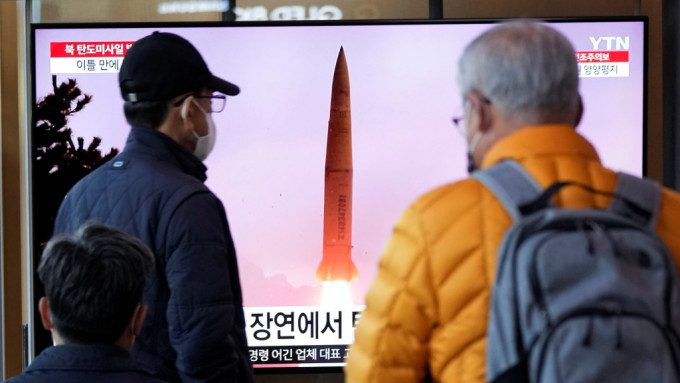南韩市民正观看有关北韩发射导弹的新闻。美联社