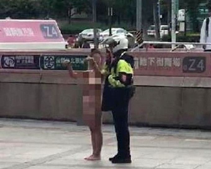 台北車站外現裸女。網上圖片