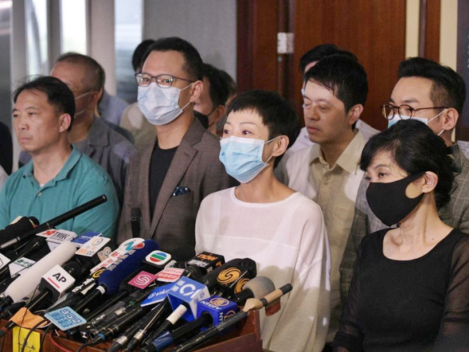 陳淑莊（前排右二）形容陳健波「排隊都未有資格」出任今次會議的主席。