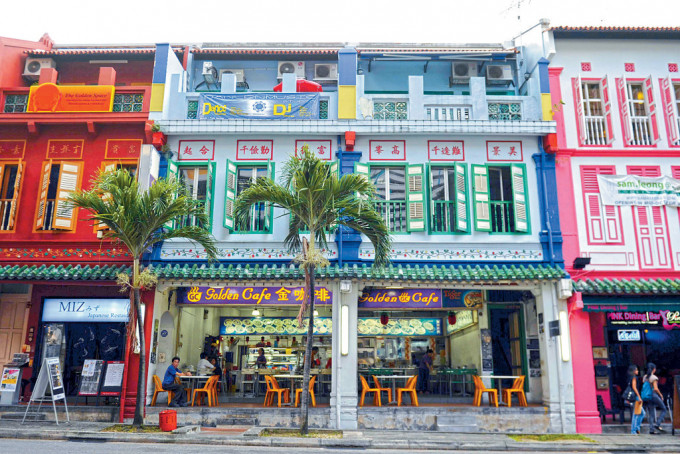 新加坡金融區一排保留完好的殖民地時期店屋。