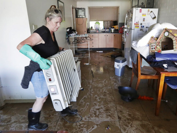 約3,000名民眾獲准回家清理。AP圖片