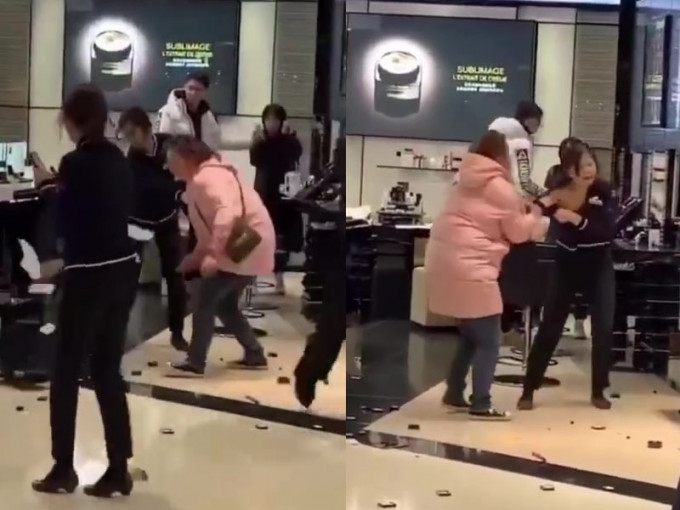 身穿粉紅色外套的女子，在Chanel（香奈兒）的專櫃將商品掉到地上，並與職員發生拉扯。(網圖)