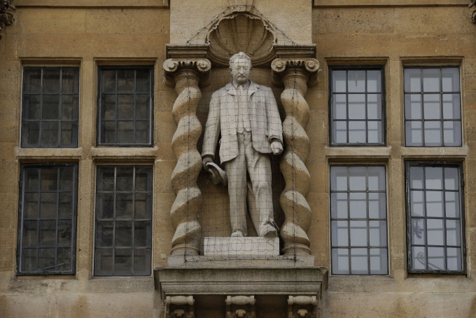 豎立在該學院外牆、十九世紀殖民主義者羅德（Cecil Rhodes）的雕像。 AP