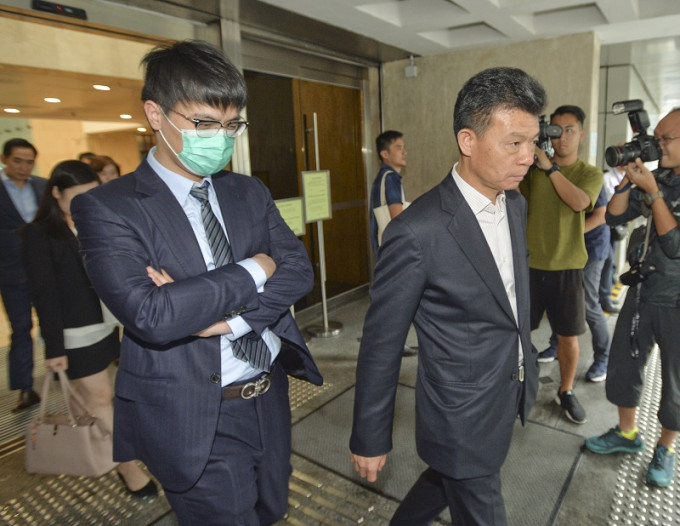 郭曉群（左）入稟控告康宏董事局主席陳志宏一案，今早高等法院續審。黃賢創攝