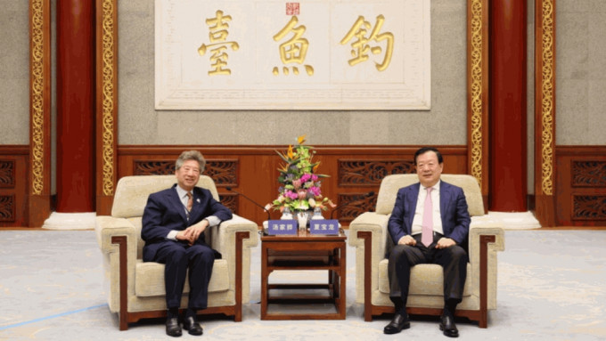 国务院港澳事务办公室主任夏宝龙（右）在北京会见了汤家骅（左）率领的交流团。