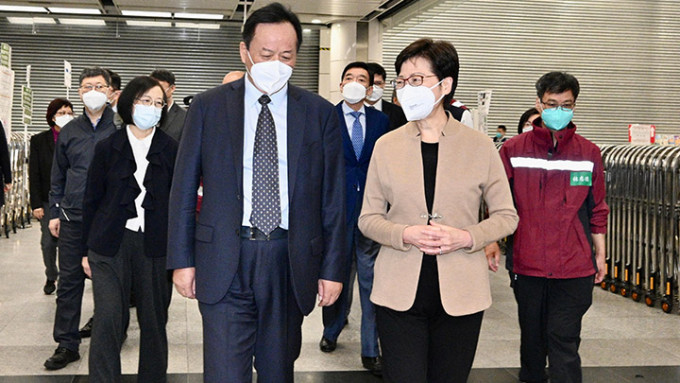 行政长官林郑月娥于深圳湾口岸迎接中央政府援港抗疫的中医专家组。