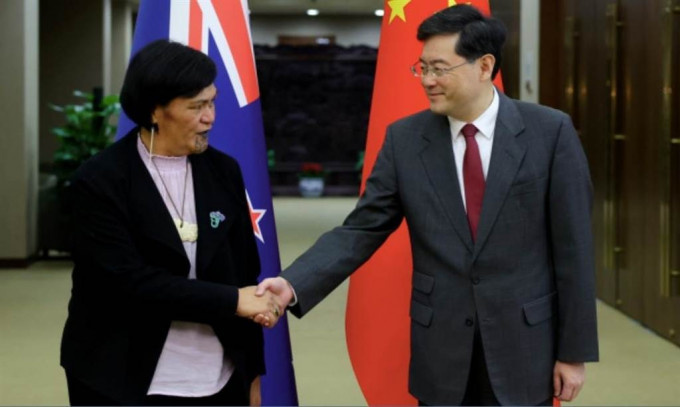 中国外长秦刚3月24日在北京会见纽西兰外长马胡塔。外交部