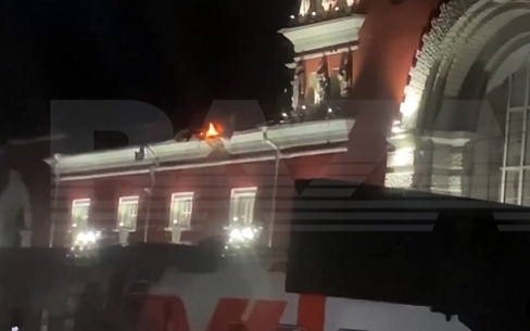 烏克蘭無人機撞在俄羅斯火車站建築上，引起小火。