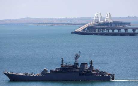 俄罗斯海军两栖登陆舰在克里米亚大桥附近驶过。路透社