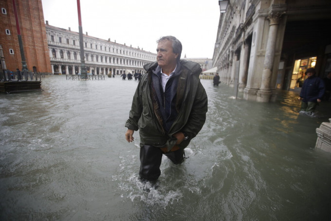 市长布鲁尼亚罗到水浸地方视察。AP