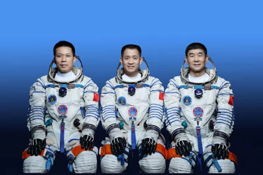 神舟十二号航天员聂海胜(中)、刘伯明(右)、汤洪波(左)或将访港。