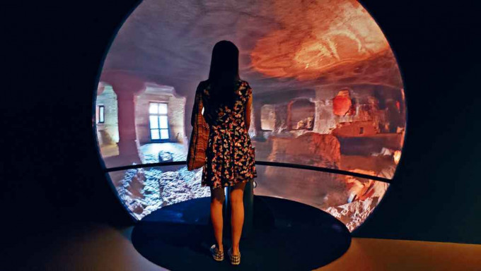 半球形投影装置投射出印度多个古老石窟相片，令人有犹如亲历其境的错觉。