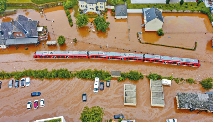 ■在莱茵兰—普法尔茨州科德尔镇，有列车被困在洪水中。