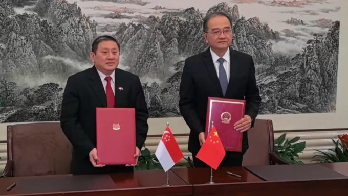 中国和新加坡今（25）日在北京签署协定，由2月9日农历除夕当日起，实施互免签证，由外交部副部长邓励及新加坡驻华大使陈海泉签署。 央视截图