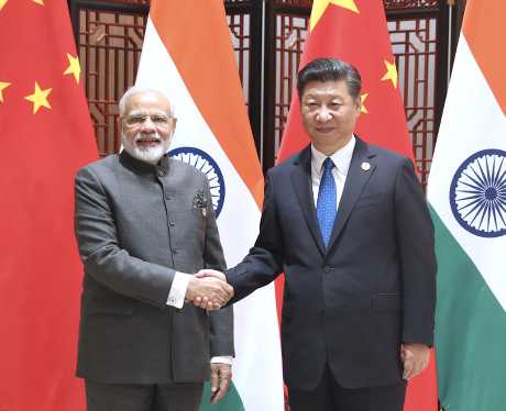 （左起）印度总理莫迪与中国国家主席习近平会面。新华社