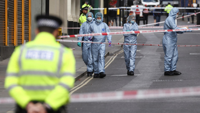 伦敦两警遇袭被刺伤。路透社图片