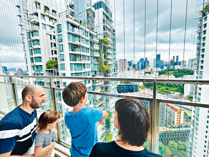 以色列女專才與丈夫和孩子移居新加坡，住進高層公寓。