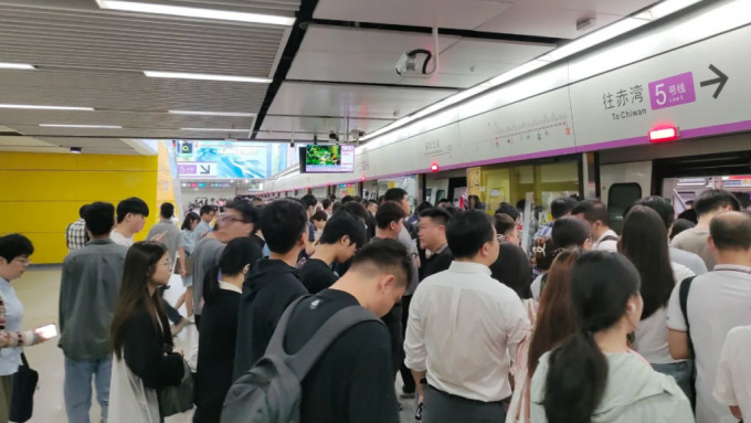 内地29个城市的地铁，如没有政府补贴，全部出现亏损。图为深圳地铁。