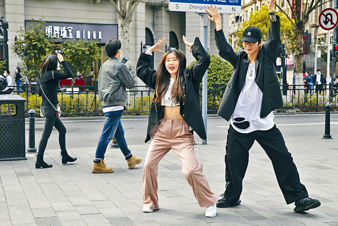 武汉市民恢复跳广场舞。