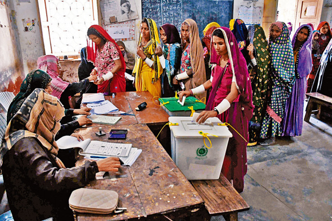 巴基斯坦周四举行国会大选，女选民在信德省的票站排队投票。