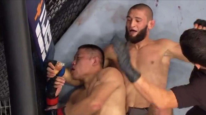李景亮（左）出戰UFC落敗，獲部分內地網民讚他寧被絞暈也不投降甚具骨氣。網上圖片