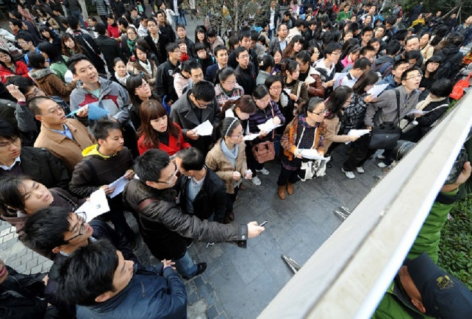 内地公务员考试138万人竞逐创新高。新华社资料图片