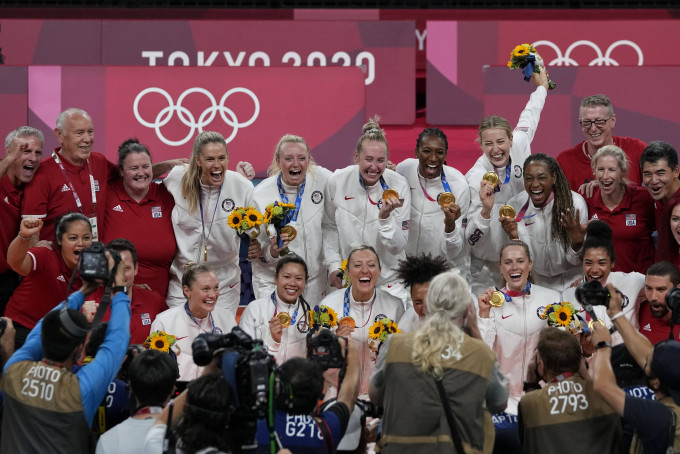 美國慶祝首奪奧運女排金牌。 AP