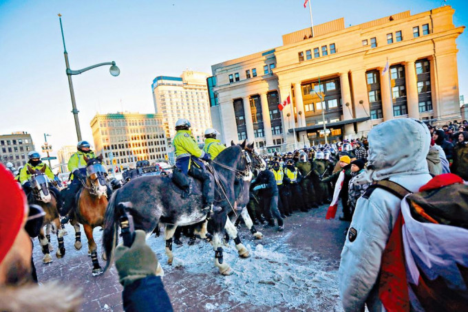 加拿大骑警驱散渥太华的示威者。