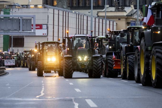 捷克农民驾拖拉机驶入布拉格市中心。美联社