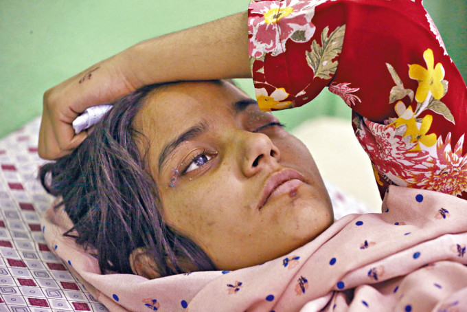 ■國際紅十字會照料戰爭中受傷的阿富汗女孩。