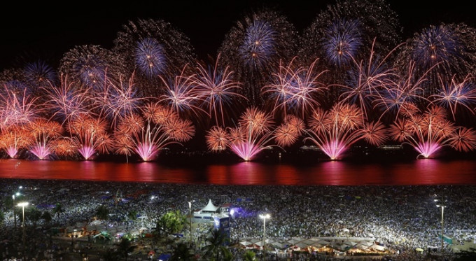 巴西里约热内卢将恢复举办除夕烟花汇演。网上图片