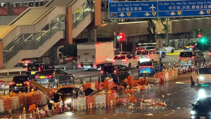 紅隧收費廣場私家車失事 掃冧水馬陣幸無人傷