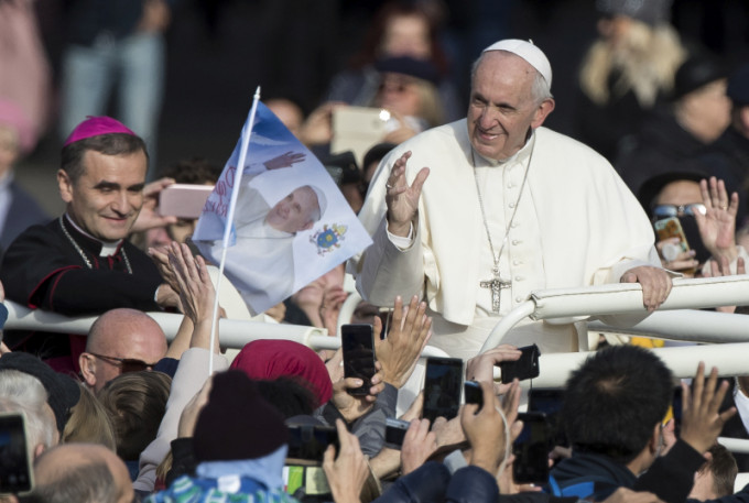 教宗方济各在返回梵蒂冈的飞机上接受传媒采访，强调教廷对主教人选有最终话事权。AP