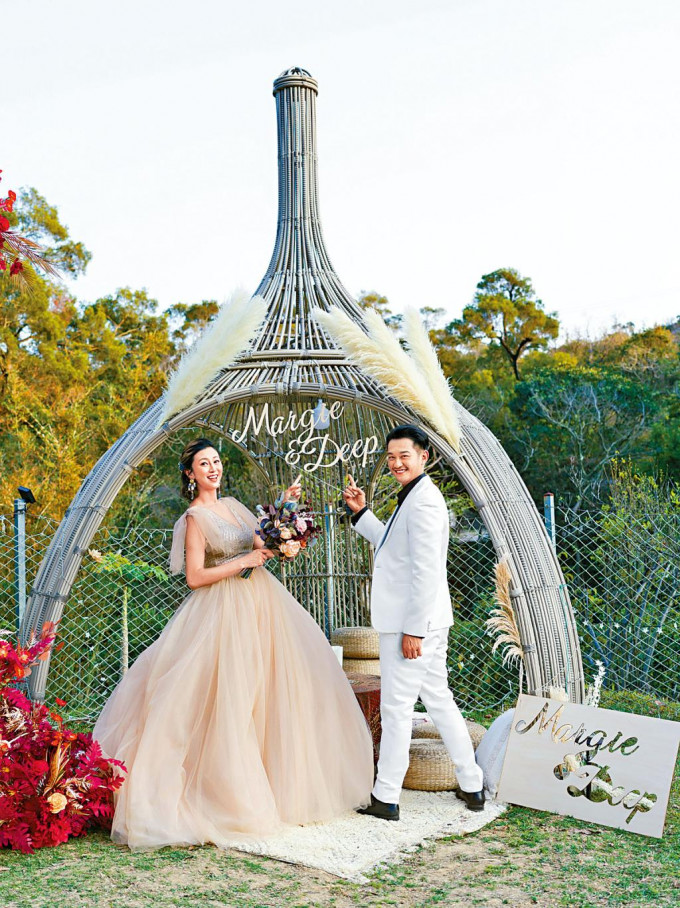 吴浩康与郭思琳昨日要执树枝为婚礼进行布置。