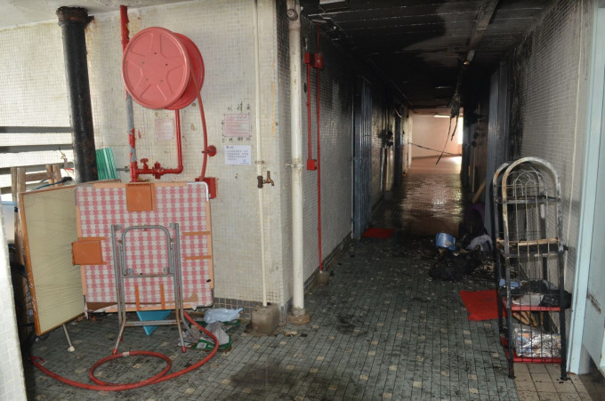走廊杂物被烧毁。