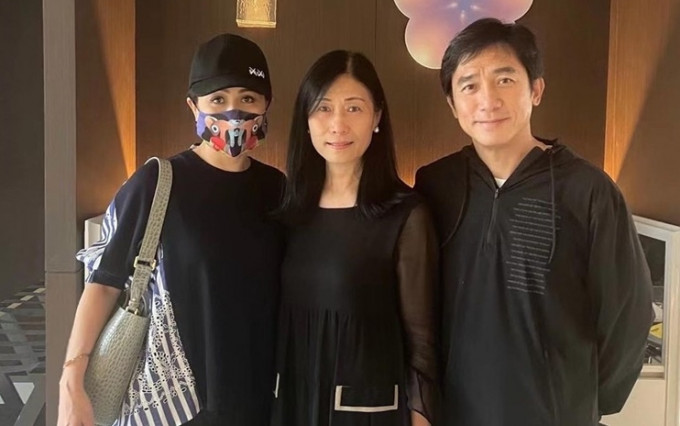 梁朝伟与刘嘉玲逛上海美术馆与友人合照。